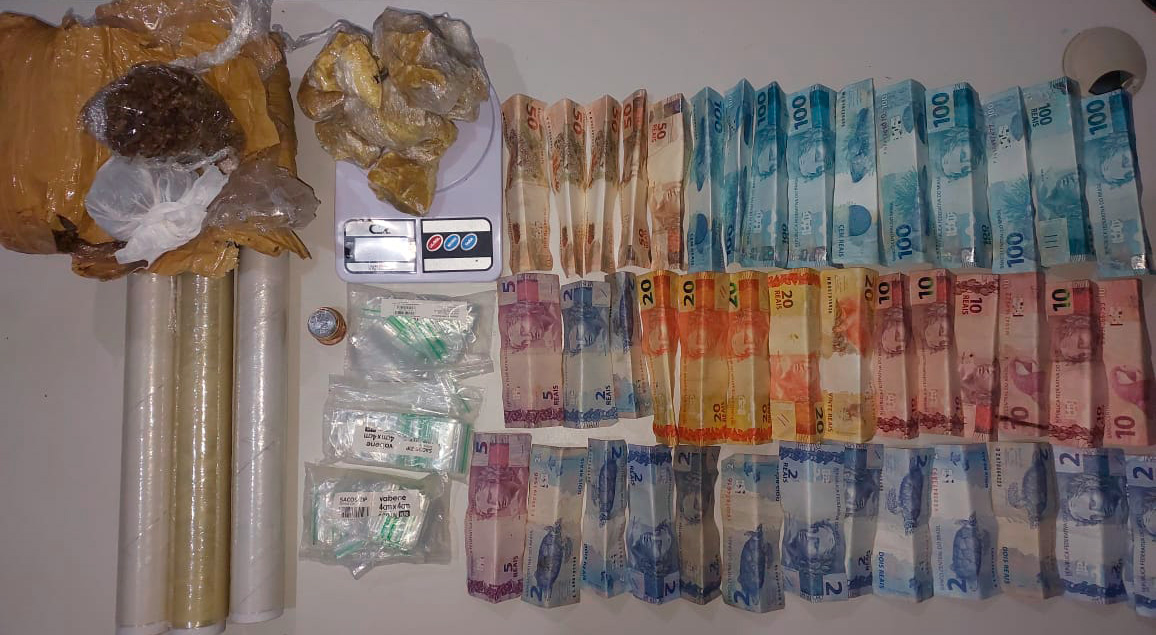 OURO PRETO DO OESTE – SUSPEITOS FOGEM POR ÁREA DE MATA,  ABANDONAM DROGAS  E DINHEIRO DURANTE ABORDAGEM DA PM