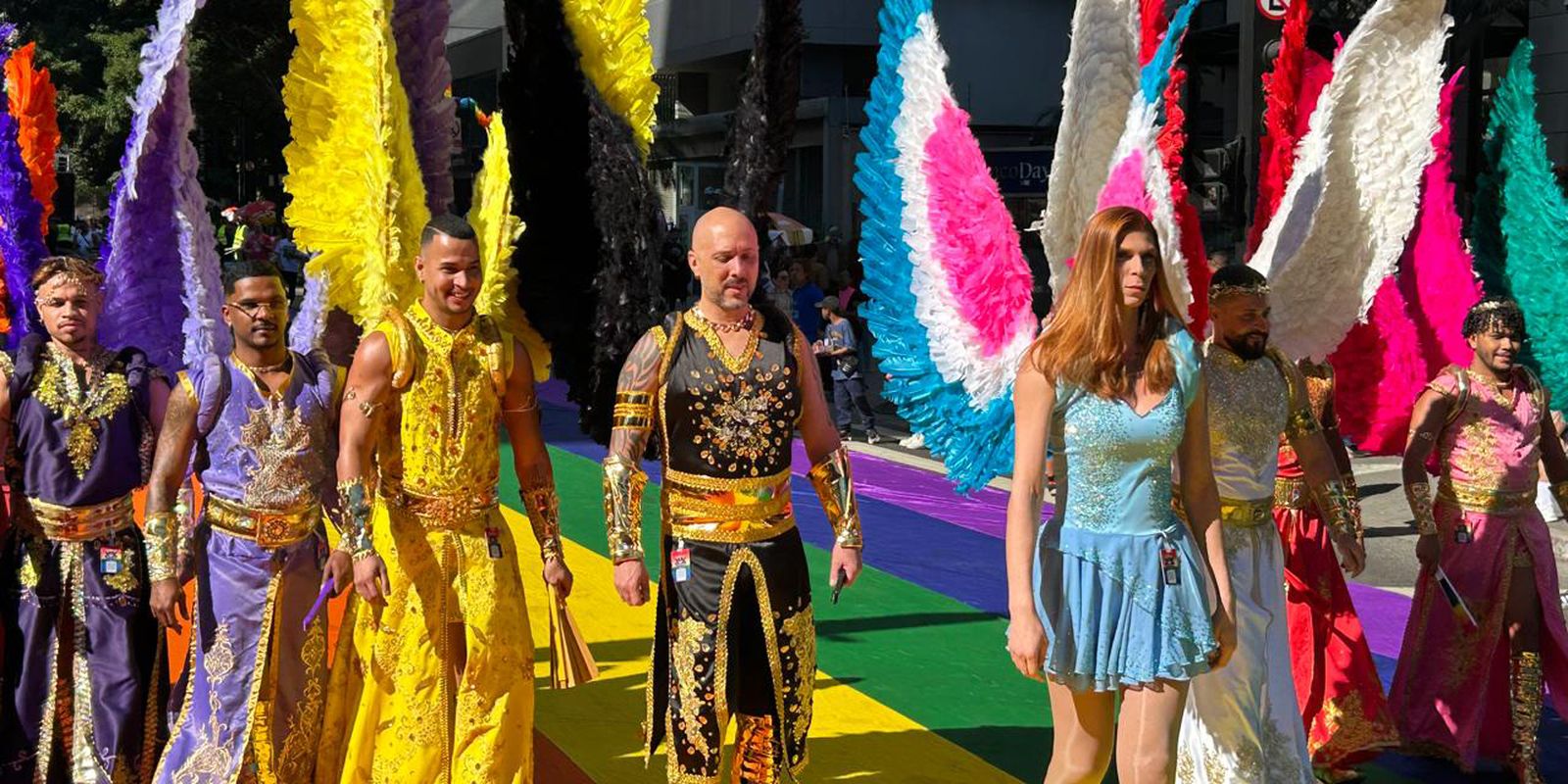 Parada do Orgulho LGBT+ leva à Avenida Paulista imensa urna