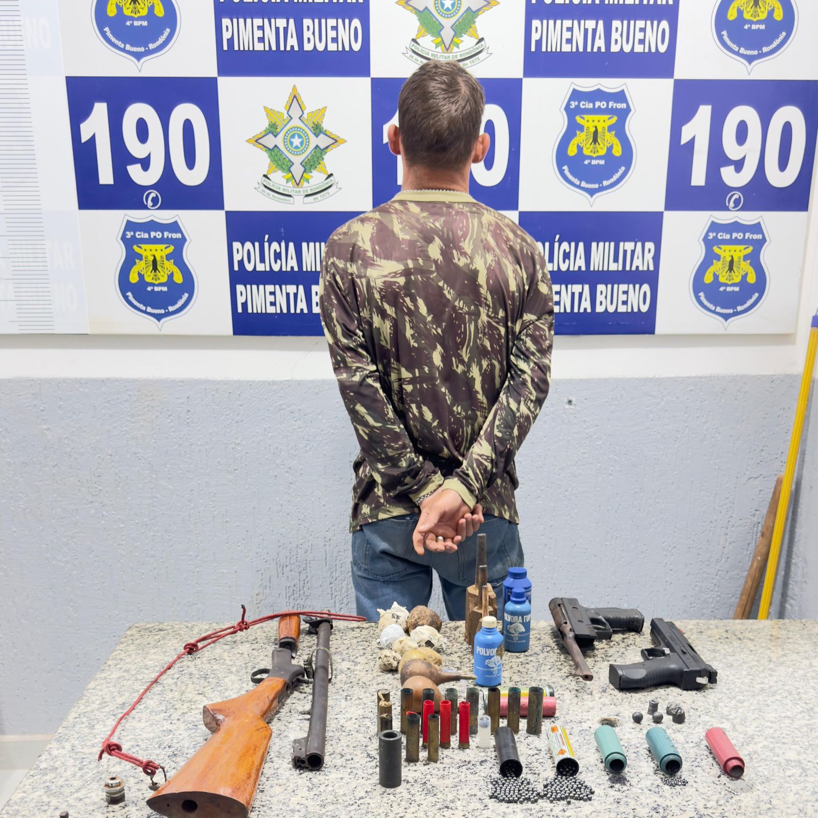 POLÍCIA AMBIENTAL LOCALIZA ARMAS E MATERIAIS PARA RECARGA DE MUNIÇÕES DURANTE FISCALIZAÇÃO